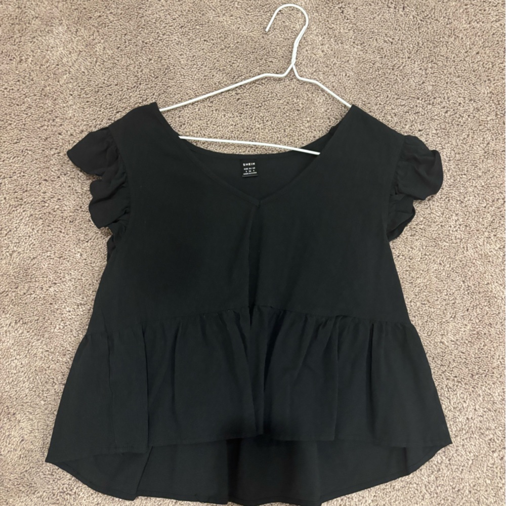 Women's Black Ruffle Sleeve Top! 🖤